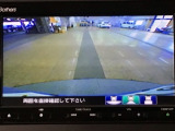 【バックカメラ】運転が苦手な方も車庫入れラクラクです!ギアをリバースに入れれば自動的に切り換わりますので、面倒な操作は不要です♪狭い駐車場もお車を傷つけず安心ですね!