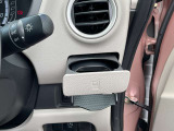 運転席側ドリンクホルダーです。高めの位置にご用意しておりますので目線を下げることなくご利用頂けmす!!