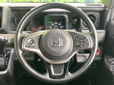 インテリアに合わせたデザインのステアリングは、運転される方のことも考え、運転しやすい形状、大きさです。是非一度、実際に触ってお確かめください。