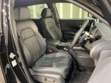 運転席は電動シート付です。細かな動きでドライバーに合わせたポジションを設定できます。