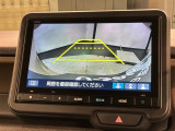 リバースギアに入れるだけで後方の表示へ切り替わります。夜間や雨の日の駐車も楽になりますよ。
