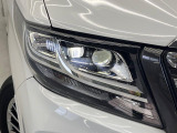 【LEDヘッドライト】悪天候や夜間走行時も良好な視界を確保し安心して運転できる高輝度LEDヘッドライトを装備!点灯速度が早く、消費電力も抑えられています。