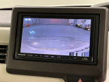 リバースギアに入れるだけで後方の表示へ切り替わります。夜間や雨の日の駐車も楽になりますよ。