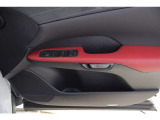 e-latch  降車時に後方から車が近づいている時はドアを開かないようにする安心機能。