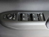 パワーウィンドウスイッチで運転席から全席の窓の開閉ができます。