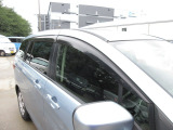 雨天時の換気に役立つドアバイザーを装備。陽射しを遮る効果もありますので、人気の用品です。