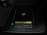 置くだけでワイヤレスで充電可能です。