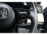 Hondaセンシングの機能のひとつ、アダプティブクルーズコントロール付!アクセルから足を離しても設定したスピードと前車との車間を保ち走行してくれます!車線維持もアシスト☆高速道路で疲労軽減ですね☆