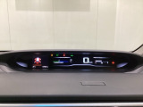 中央にデジタル表示のスピードメーターを配したハイブリット専用メーターになっています。左側のインフォメーション画面で燃費などの情報を確認できます。