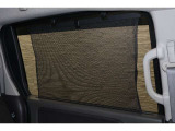 後部座席にはサンシェード付きなので日よけもバッチリ☆