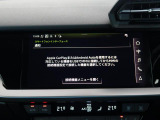 スマートフォンとAudiをUSBケーブルを介し接続。AppleのCarPlayやAndroid Autoのアプリを通じて、スマートフォンのコンテンツをMMIディスプレイに表示します。