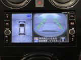 上からの視点で狭い駐車場への駐車に役立つ、アラウンドビューモニター対応メモリーナビ装備。