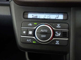 オートエアコンです。車内を設定温度に保ち、快適空間をキープします。