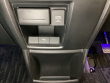 アクセサリーソケットはUSBのアダプターなどをつければ、スマホの充電にも使えます。下にはナビゲーション用の外部入力可能なUSB端子がついており、周辺には物が置けるボックスがついています。