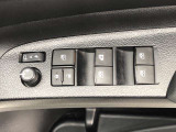 パワーウィンドのスイッチです。運転席に座りながら、助手席や後席の窓を開け閉めできるので大変便利ですよ。