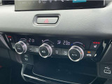 オートエアコンは左右席で独立温度コントロールが可能です。シートヒーター付きで、冷えた車内でもスイッチを押せば数秒で座面と背もたれがあたたかくなります。