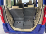 後席のシートをスライドさせると、広い荷室空間が生まれます。
