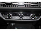 フルオートエアコンを装備しております。車内の温度設定だけでなくPM2.5にも対応した高性能集塵フィルターも装備しており車内はいつも快適空間です。