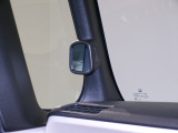 停車時や発進時、対向車とのすれ違いや路肩に寄せるときなど、車両左側前方を確認するときに役立ちます。