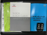 スマートキーは鍵をバッグに入れたままでもドアロックの開閉やエンジンのON・OFFができます。夜間や雨の日も鍵を探さなくて良いので便利です。