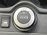 【オールモード4&times;4】2WD/4WDモードを手軽に切り替え可能。燃費重視の2WD、スタック時に役立つLOCK、AUTOモードでは4WDの配分を自動で調整し、路面状況を問わず安定した走りをサポート。