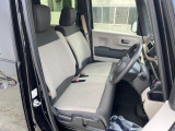 運転席まわりには十分なスペースがあり、大柄な方でもゆったり運転していただける環境です。