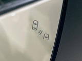 【ブラインドスポットモニター】走行中、ドアミラーの死角になりやすい箇所に後続車が接近するとサイドミラー付近に警告を表示、ドライバーに注意喚起をしてくれます。
