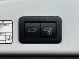 【パワーバックドア】スマートキーや運転席のボタンを押すだけでリアゲートが自動で開閉します!荷物を持っている時や、高い位置にあるバックドアを閉める際に便利な機能です♪