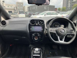 すっきりした運転席周りにはナビやエアコンの操作パネルを設置しておりますので、お一人での運転でもご安心できます。