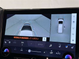 【パノラミックビューモニター】車を真上から見た状態をナビに映し出し、駐車時などをサポート☆クルマの斜め後ろなど、目が届きにくい箇所も確認できるため、いち早く障害物に気が付くことができます!