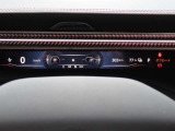 オフロードモード:低摩擦路面でのトラクションを強化し、ホイールスピンのリスクを軽減します。