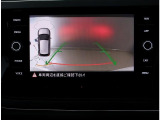 バックカメラ トラフィックアラートで苦手な駐車も楽々できます.