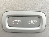 【パワートランクリッド】スマートキーや運転席のボタンを押すだけでトランクが自動で開閉します!荷物を持っている時や、天気の悪い時にトランクを閉める際に便利な機能です。