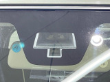 【衝突軽減装置】走行中に前方の車両等を認識し、衝突しそうな時は警報とブレーキで衝突回避と被害軽減をアシスト。より安全にドライブをお楽しみいただけます。