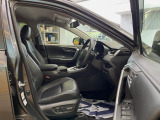【合皮レザーシート】汚れのふき取りが容易でメンテナンスもが簡単な、機能性に優れる合成皮革を採用した上質なシートです。座り心地もよく、高級感あふれる心地良い車内空間を演出してくれます。