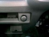 運転席手元にシガーソケットがございます。