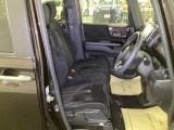 フィット感のあるシート。しっかりと支えてくれるので、長時間の運転を快適にサポートしてくれます。