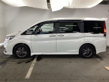 狭い駐車場でも、スライドドアならチャイルドシートへのお子さまの乗降や荷物の積載もスムーズ。とても便利な【両側電動スライドドア】ドアハンドを少し引くだけでリアドアが自動開閉します。