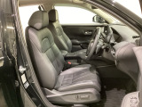 運転席は8WAYの電動パワーシートになっています。電動で前後のスライドやシートハイト、背もたれのリクライニングの調節ができ、微調整もききますのでお好みのシート位置に合わせることができます。