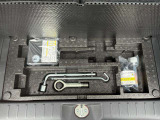 トランクルームのフタを開けると付属の車載工具がございます(^^) 必要に応じて買い足していただくことも可能です!