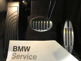 【ペダル】BMWはオルガン式アクセルペダルを採用しています。踏み込む足とペダルが同じ軌跡を描くため、かかとがずれにくく、アクセルコントロールがよりしやすくなるメリットがあります。