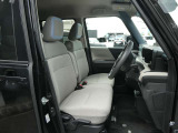 運転席シートには手動式のシートリフター機能が備わっています。