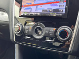 【左右独立型フルオートエアコン】運転席と助手席でそれぞれお好みの温度に設定可能。同乗者にも配慮した、快適な空調をお届け致します。