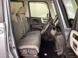 フロントシートはベンチシートです。ベンチシ―トは運転席と助手席の移動もスムーズ。狭い駐車場での乗り降りに便利です。
