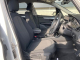 ●前席:ゆったりとしたドライバースペースで、長時間の運転でも快適にお過ごしいただけます。