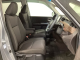 女性でも運転がしやすいように、シートの高さ調整機能(シートリフター)がついています。広い足元にゆったり座れるシートには肘掛も装備しており長距離の運転でも疲れにくいシートです。