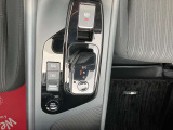 手のひらで包むようにして手首を軽く動かすだけでシフトできるマウス感覚の電制シフト!