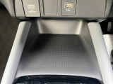 中央部にはスマホなど置けるスペースがあります!!