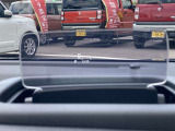 ヘッドアップディスプレイは必要な情報を運転視界で確認できます。お好みで格納・展開が可能です。