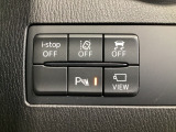 運転席脇のクラスタースイッチ部分にはカメラ切り替えスイッチ、パーキングセンサー、その他走行系スイッチを集中配置しております。